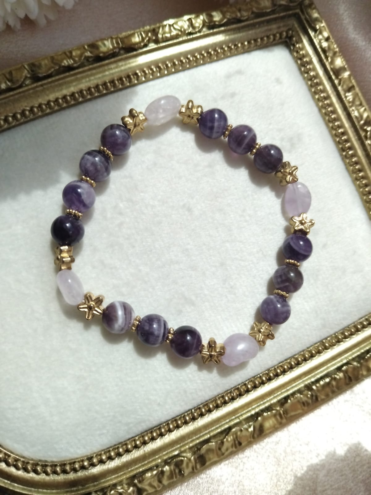photo bracelet en amethyste rubanée 8mm et amethyste galet 8x10mm et intercalaire fleur