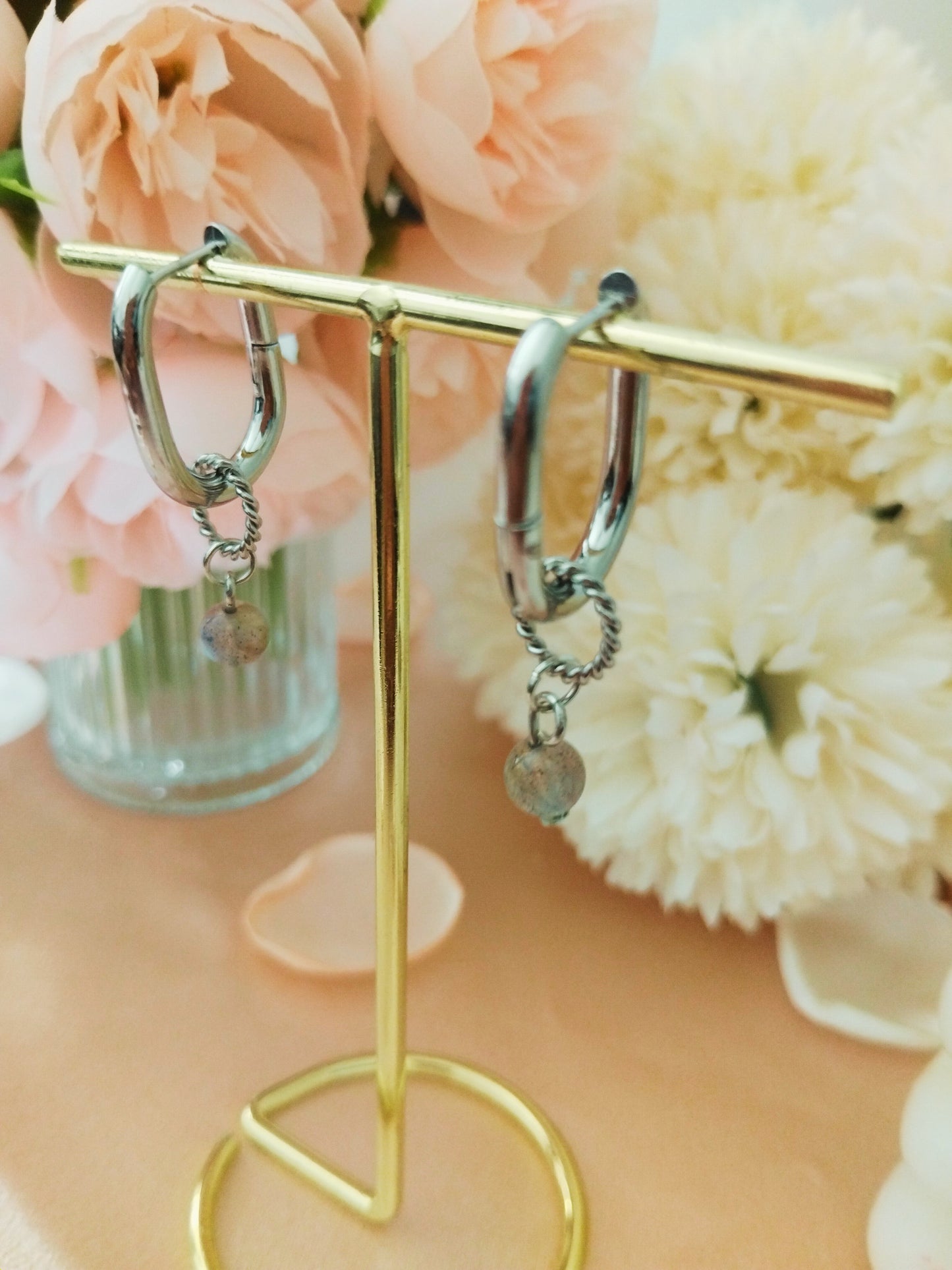 Boucles d'oreilles "Lueur d'Ombre" – Labradorite & Créole Ovale Rhodiée