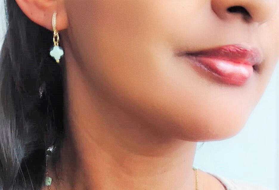 Photo portée de la parure chrysoprase  forme trèfle 10mm et œil de tigre facettée 4mm chaine perlée bijou pour femme