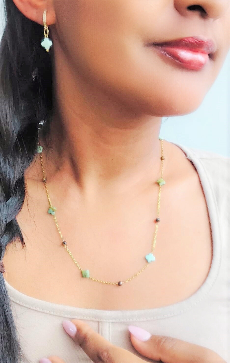 Photo portée de la parure chrysoprase  forme trèfle 10mm et œil de tigre facettée 4mm chaine perlée bijou pour femme