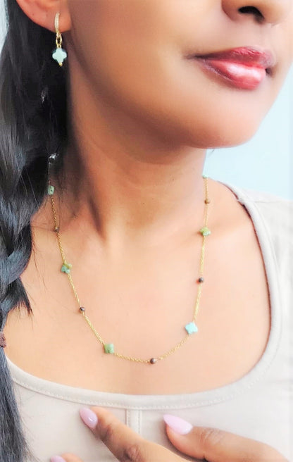 Photo portée de la parure chrysoprase  forme trèfle 10mm et œil de tigre facettée 4mm chaine perlée bijou pour femme