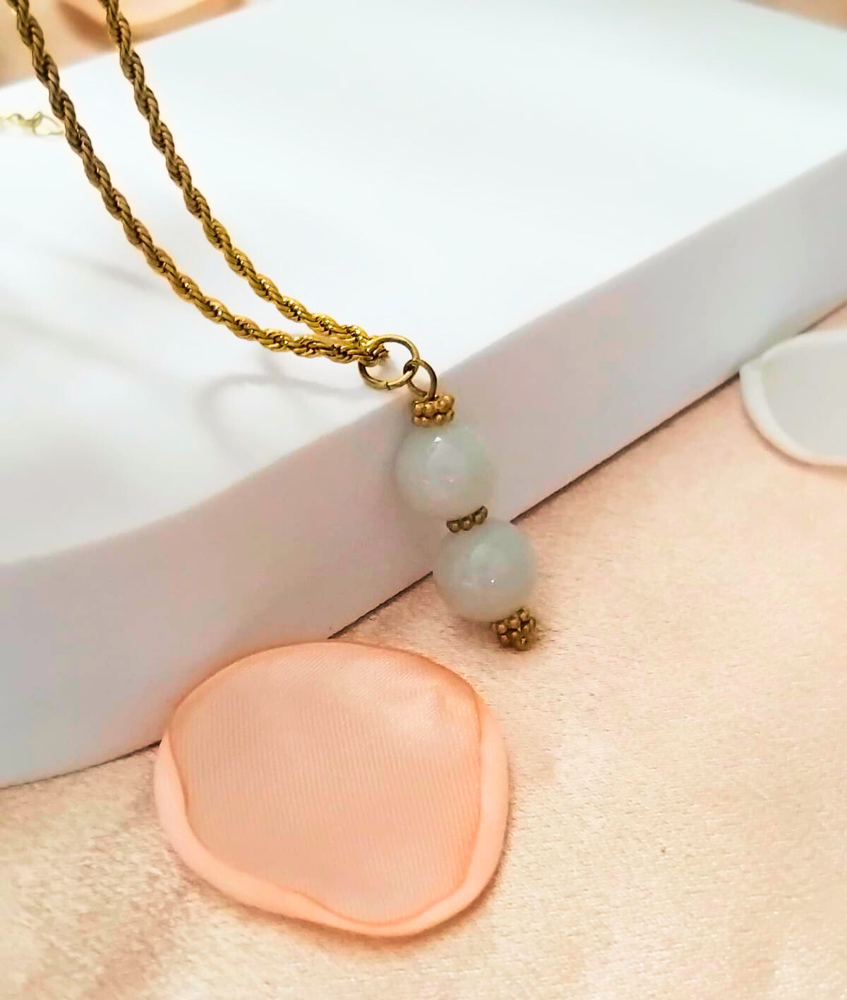 Détail des perles de jade de Chine naturel – collier doré fait main