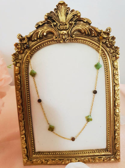 Collier Irina – Chrysoprase trèfle & œil de tigre doré