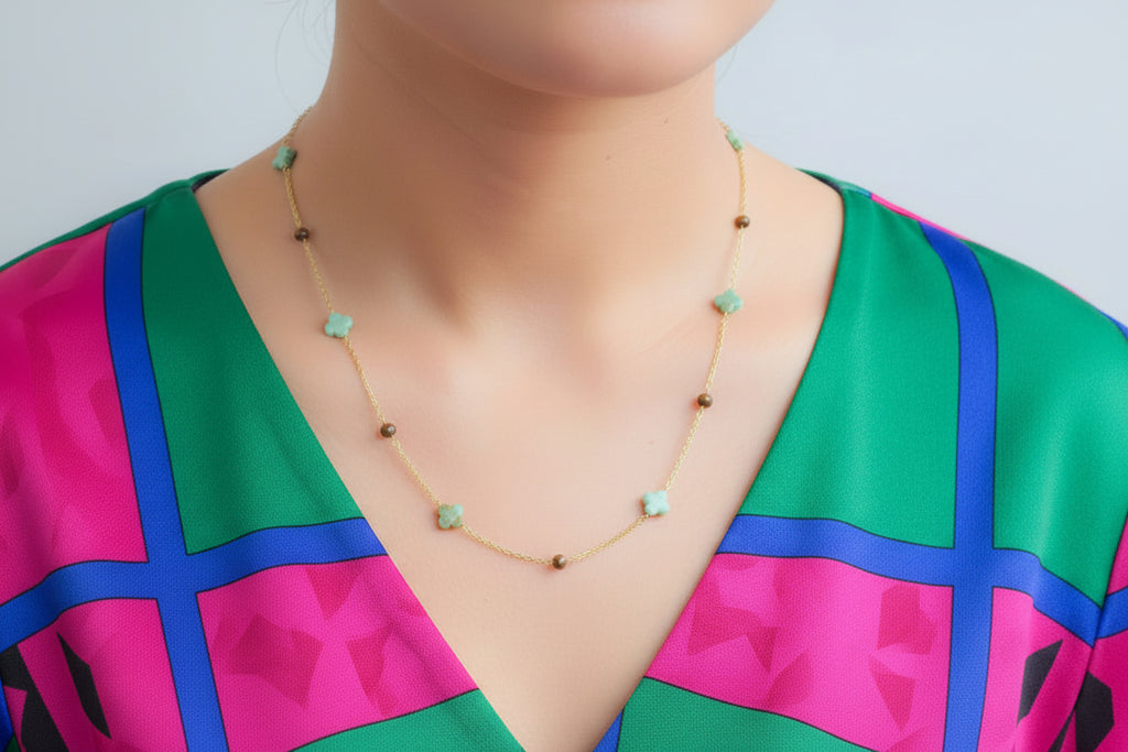 Collier Irina en chrysoprase trèfle et œil de tigre facetté doré – bijou fait main lumineux et symbolique, 42 cm + 5 cm, chaîne fine dorée