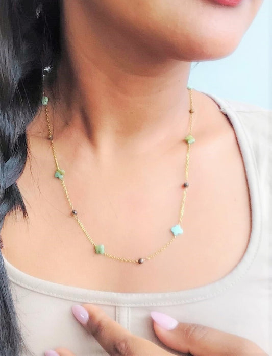 Collier Irina en chrysoprase trèfle et œil de tigre facetté doré – bijou fait main lumineux et symbolique, 42 cm + 5 cm, chaîne fine dorée
