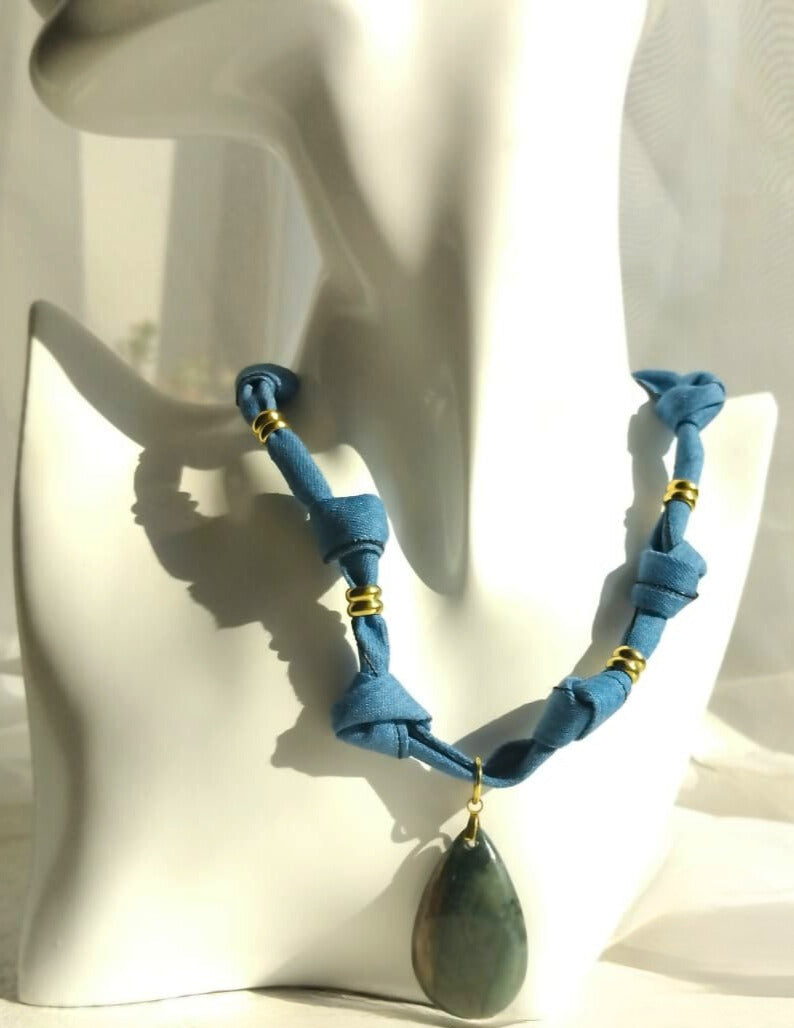 Collier Éclya en labradorite naturelle et tissu jean noué – pendentif goutte, bijou fait main en France