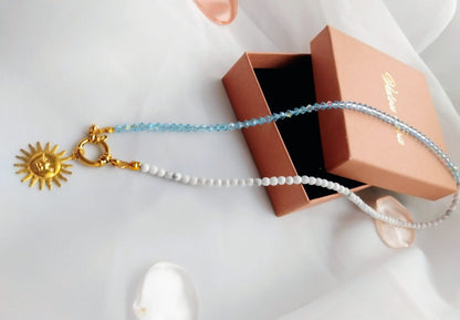 photo collier femme howlite et perles swarovski 42-45cm pendentif soleil fermoir boué