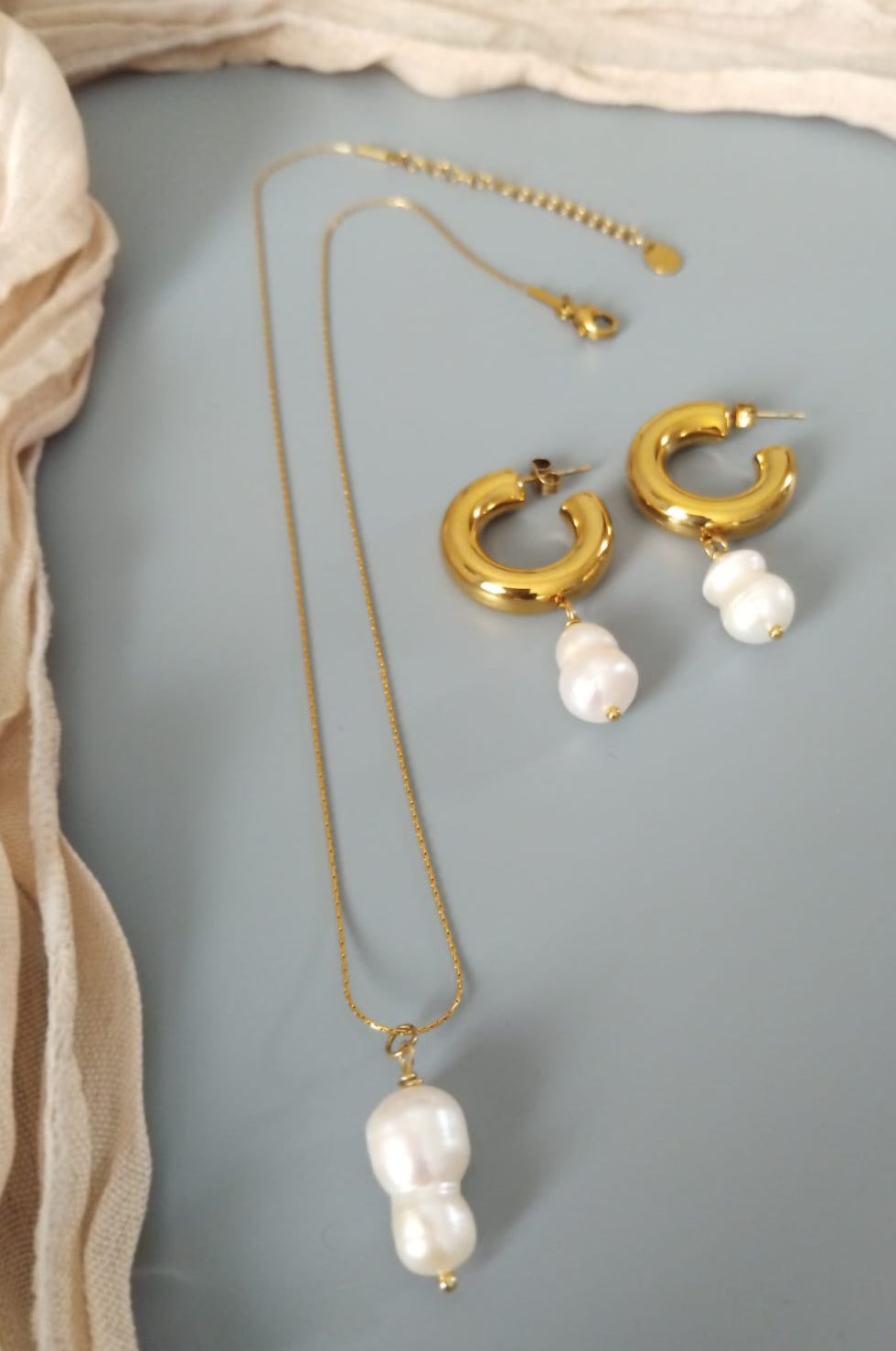 photo collier en acier inoxydable torsadé pendentif perle de culture et boucles créoles avec perle de culture