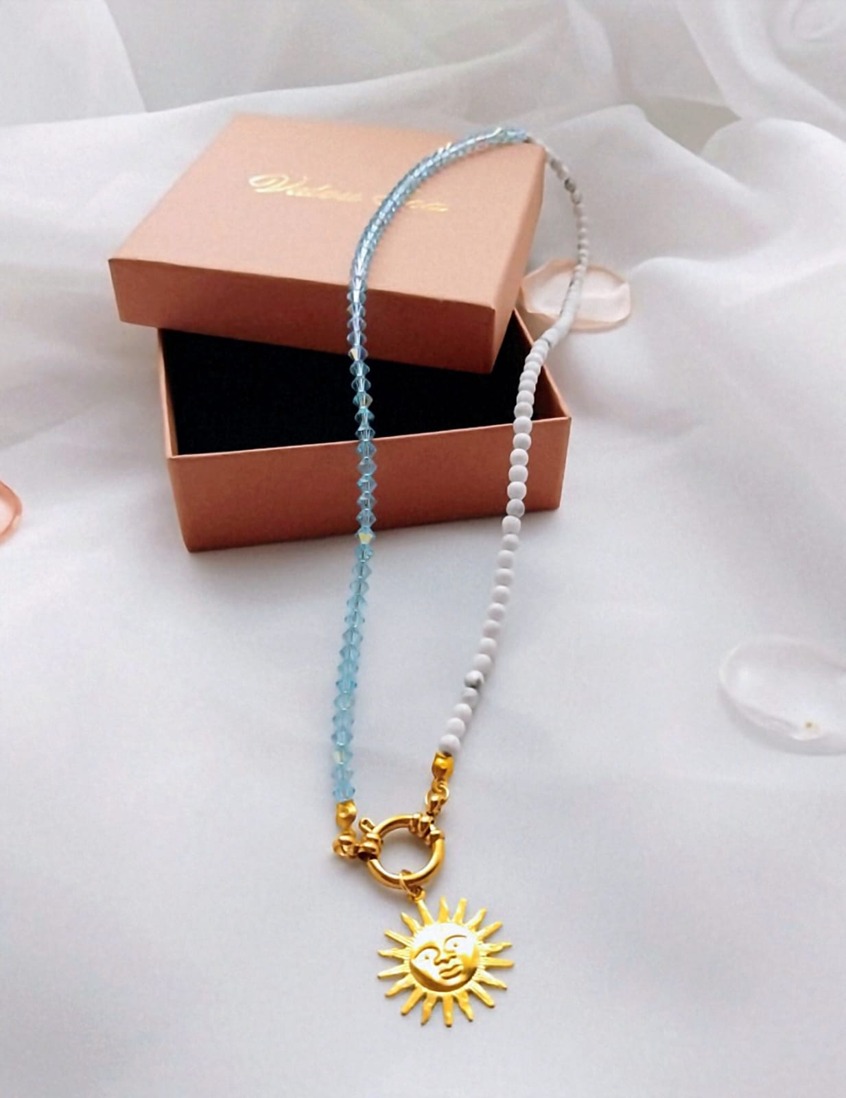 photo collier femme howlite et perles swarovski 42-45cm pendentif soleil fermoir boué