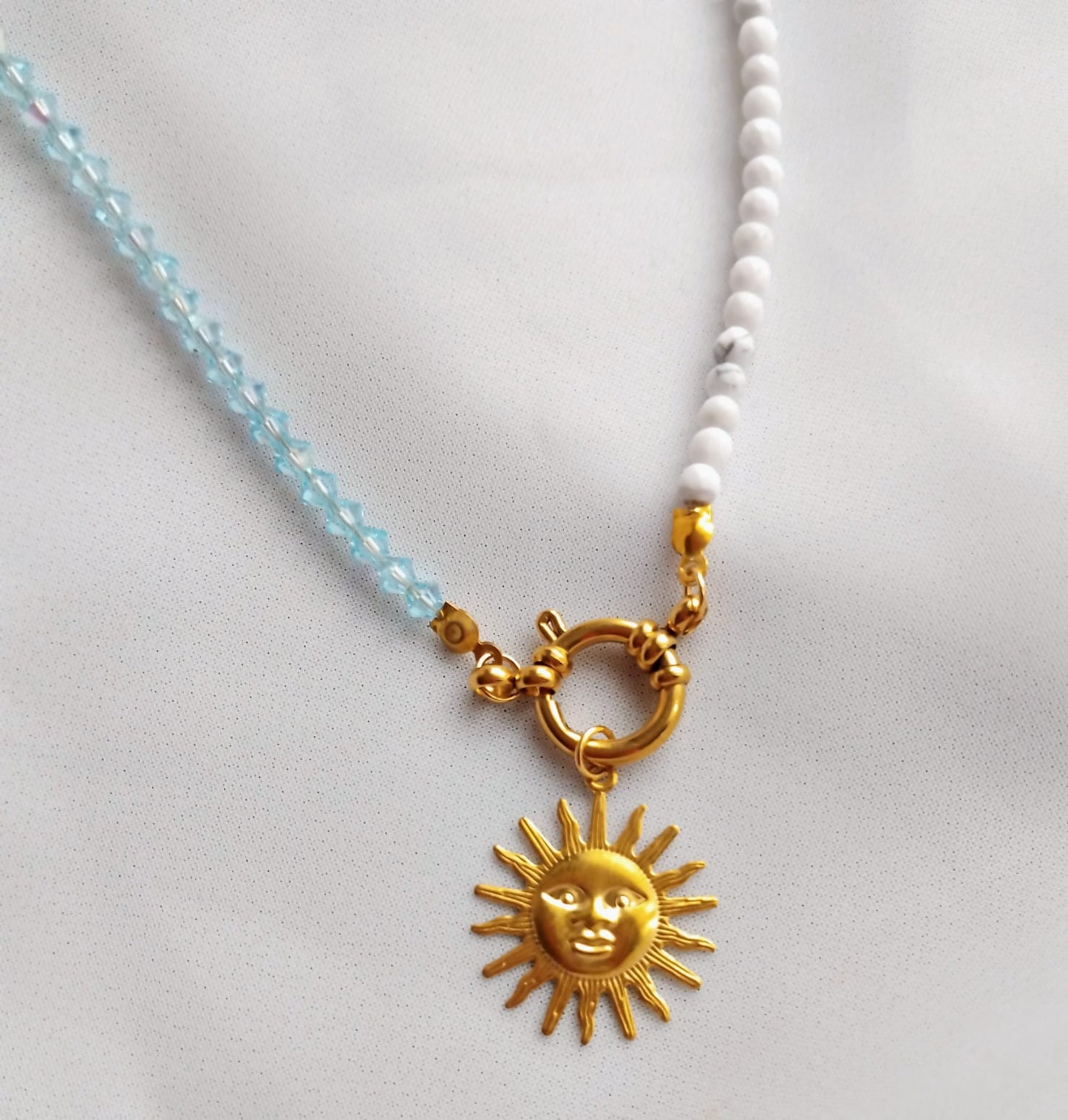 photo collier femme howlite et perles swarovski 42-45cm pendentif soleil fermoir boué