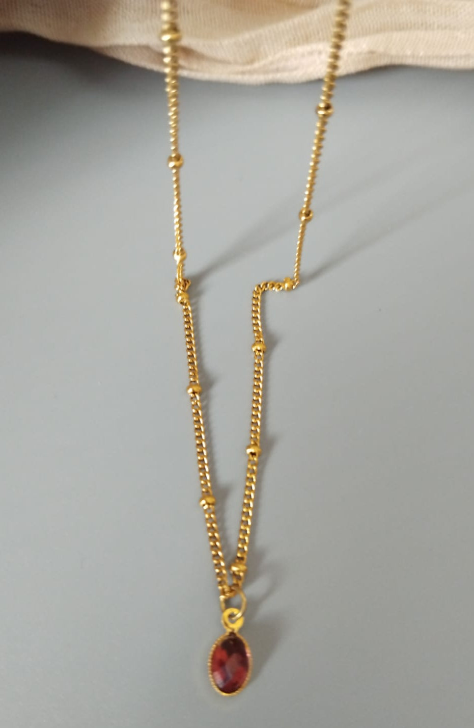 photo collier grenat rhodonite avec chaine acier inoxydable