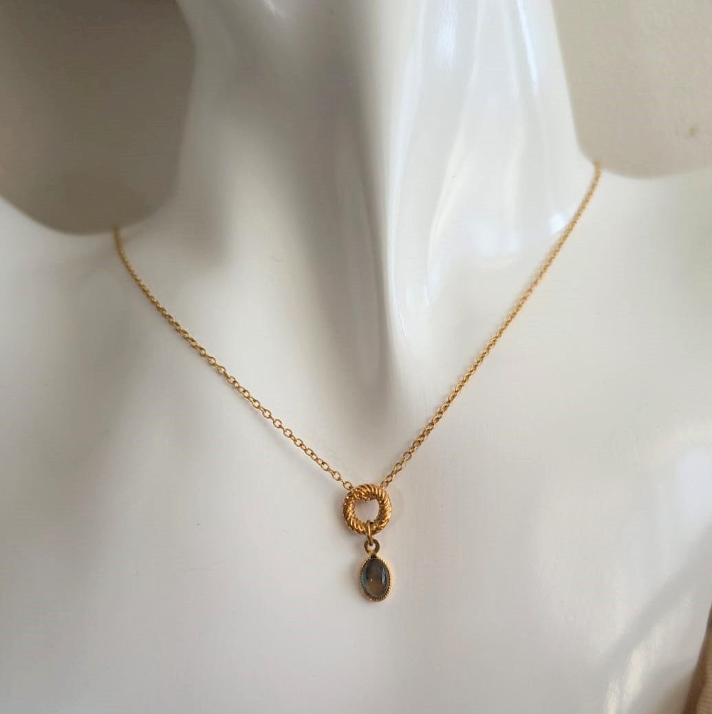 Collier doré en topaze bleue naturelle – bijou apaisant fait main en France