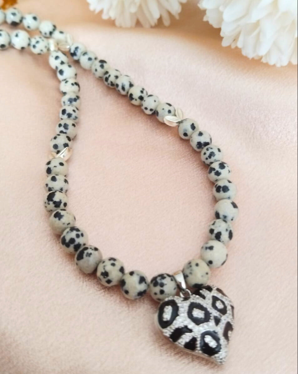 photo collier jaspe dalmatien 6mm pendentif léopard argenté et intercalaire argenté feuilles