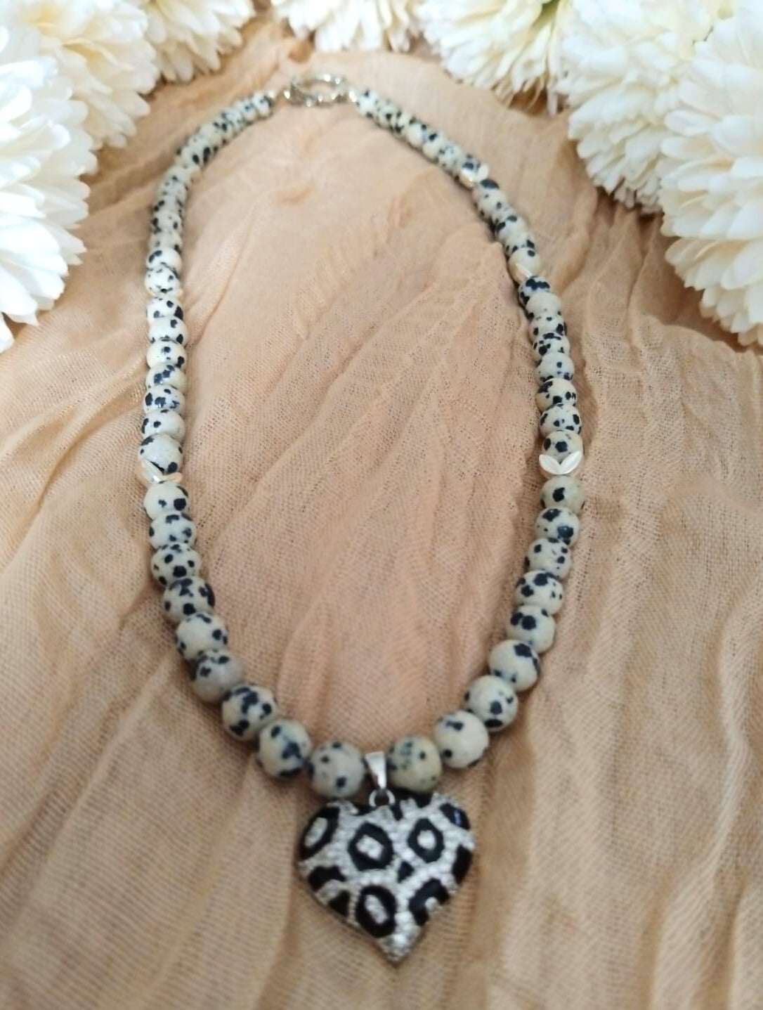 photo collier jaspe dalmatien 6mm pendentif léopard argenté et intercalaire argenté feuilles