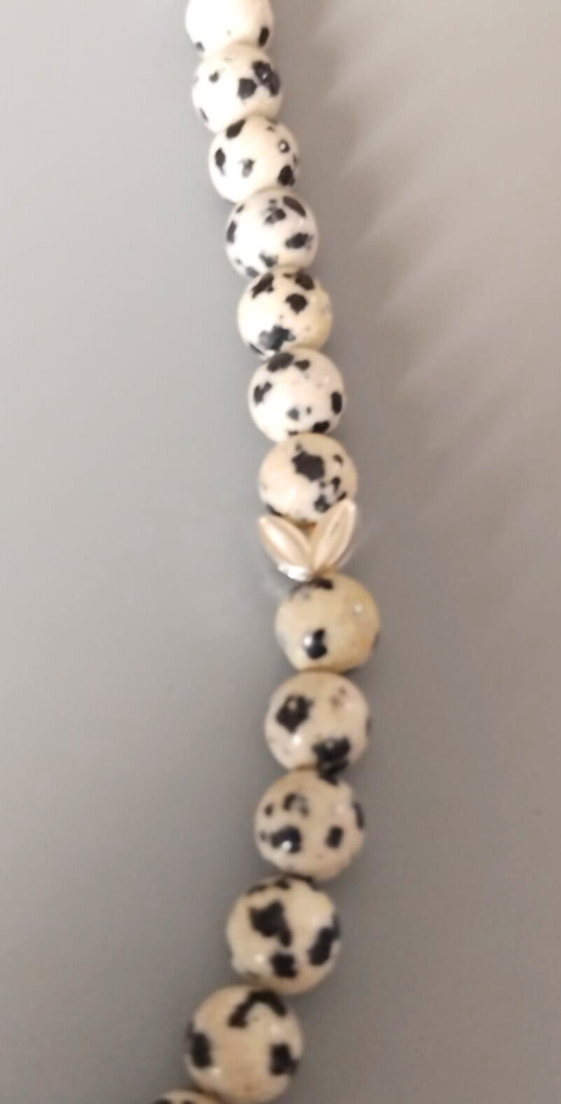 photo collier howlite 6mm pendentif léopard argenté et intercalaire argenté feuilles