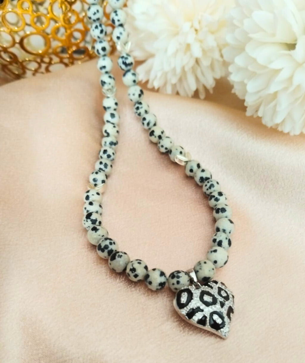photo collier jaspe dalmatien 6mm pendentif léopard argenté et intercalaire argenté feuilles
