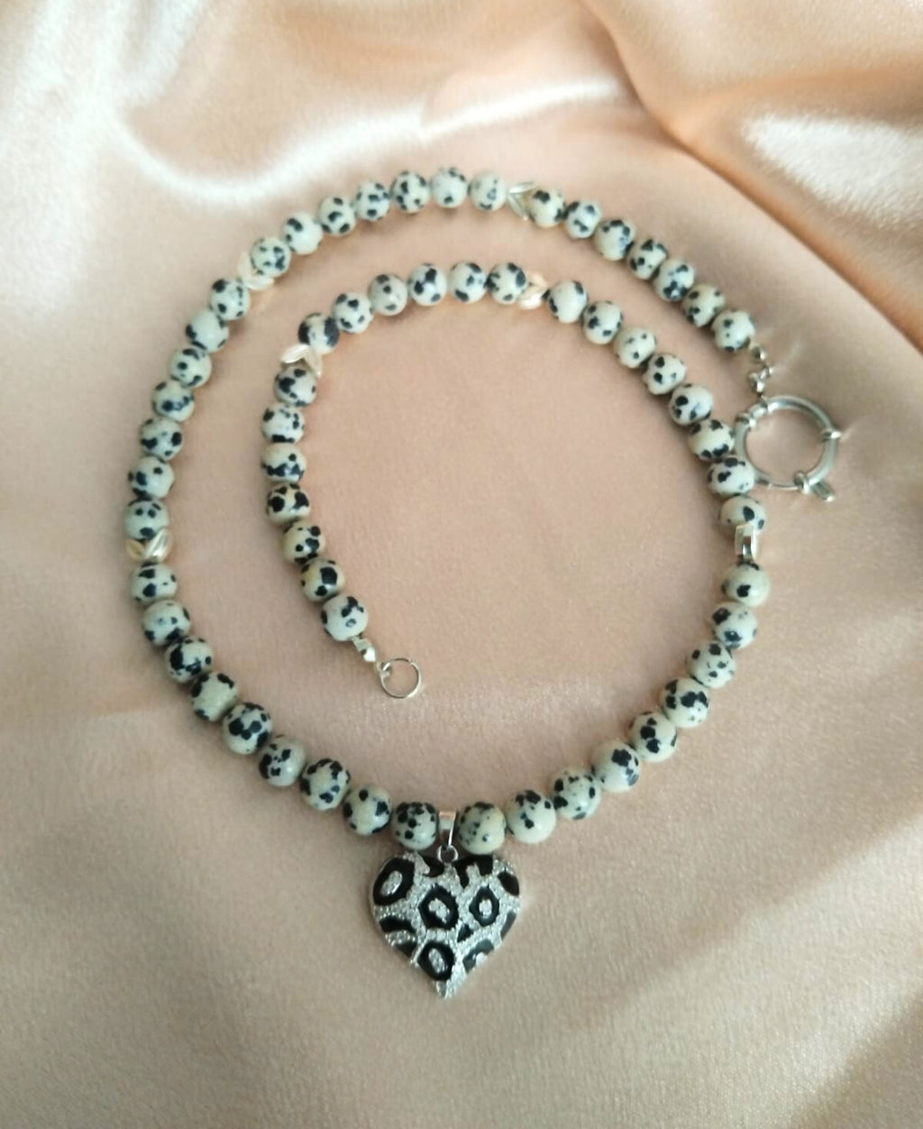 photo collier jaspe dalmatien 6mm pendentif léopard argenté et intercalaire argenté feuilles