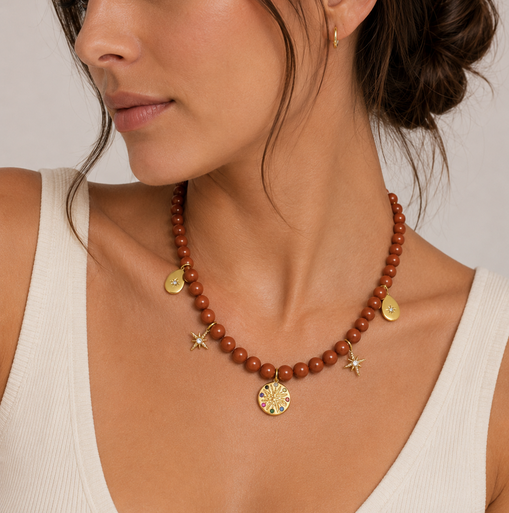 Collier Astra en jaspe rouge – Collier femme doré à étoiles et pierres naturelles 6 mm - Vatou Soa