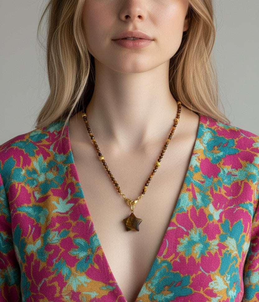 Collier Sérion – Œil de tigre facetté 4 mm et pendentif étoile dorée | Bijou en pierre naturelle - Vatou Soa