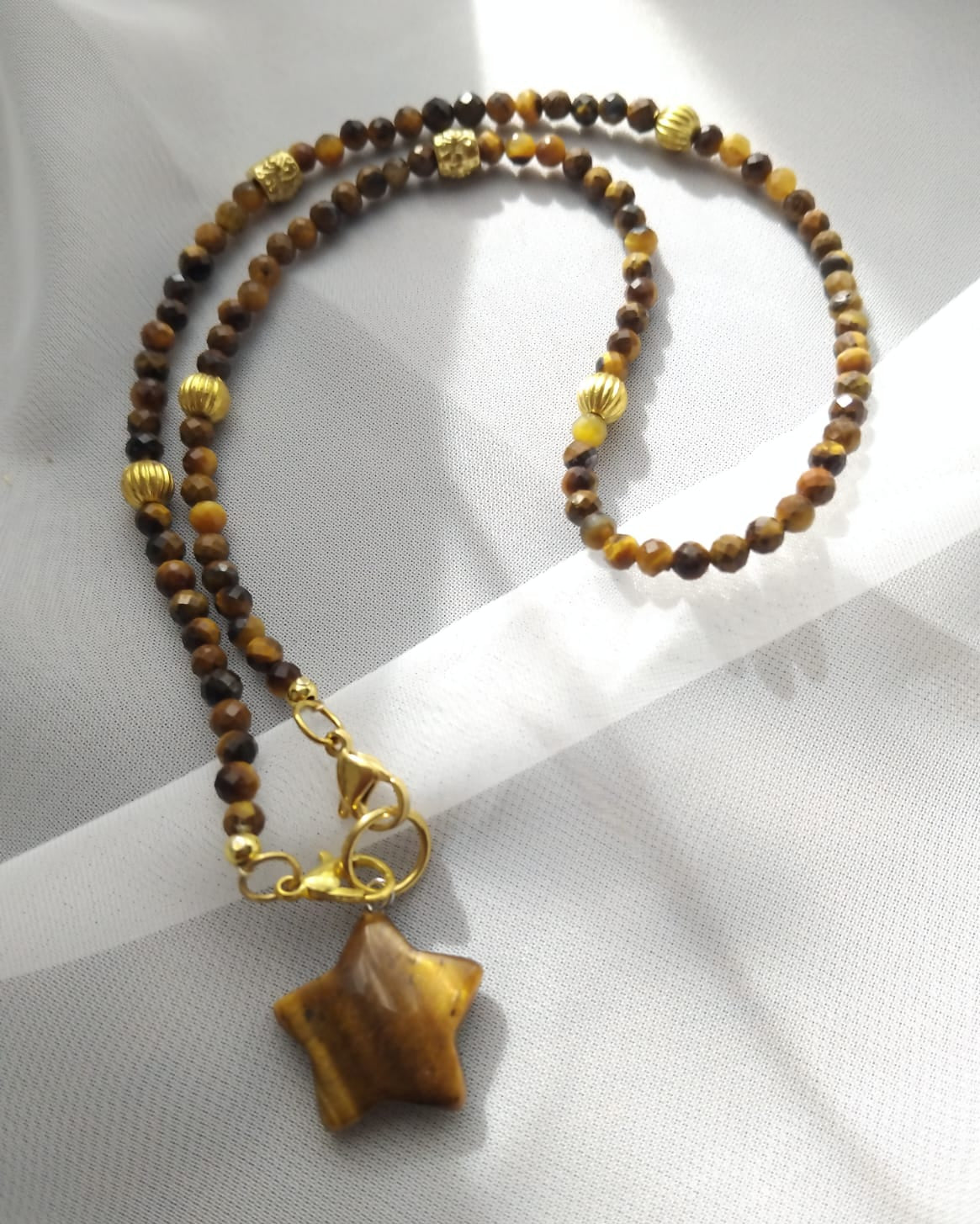 collier femme oeil de tigre facetté 4mm et pendentif oeil de tigre forme étoile fermoir devant mousqueton