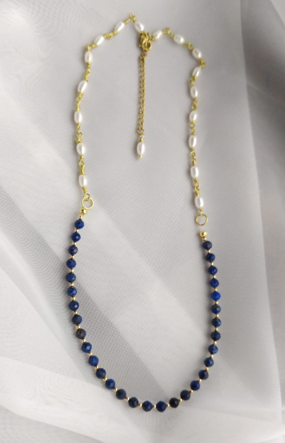 photo collier femme 42cm avec perles d'eau douce 6mm et lapis lazuli facetté 4mm 