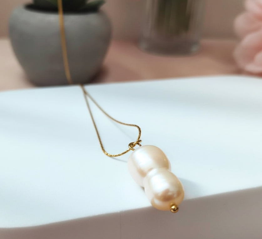 Bijou élégant femme – collier fin doré avec perle blanche naturelle