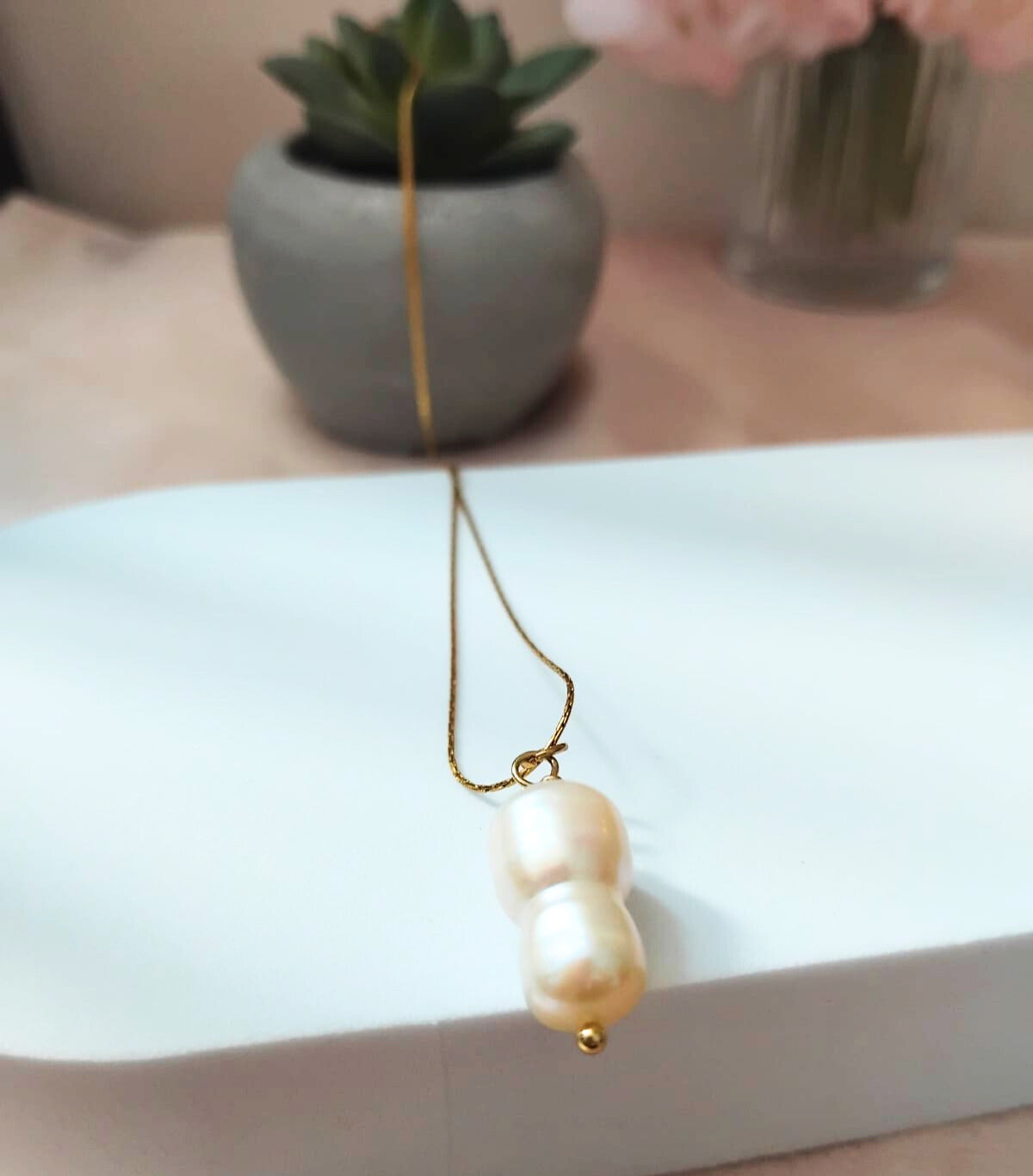 Bijou élégant femme – collier fin doré avec perle blanche naturelle