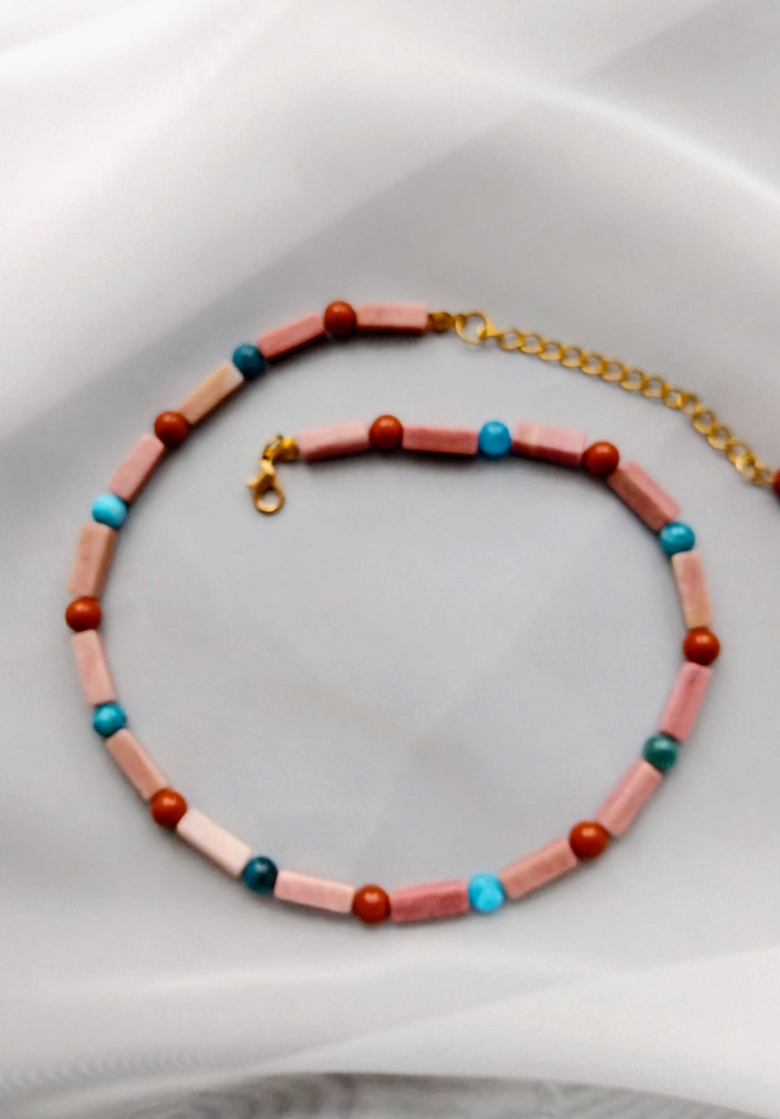 photo collier rhodonite, apatite bleu et jaspe rouge rase de cou