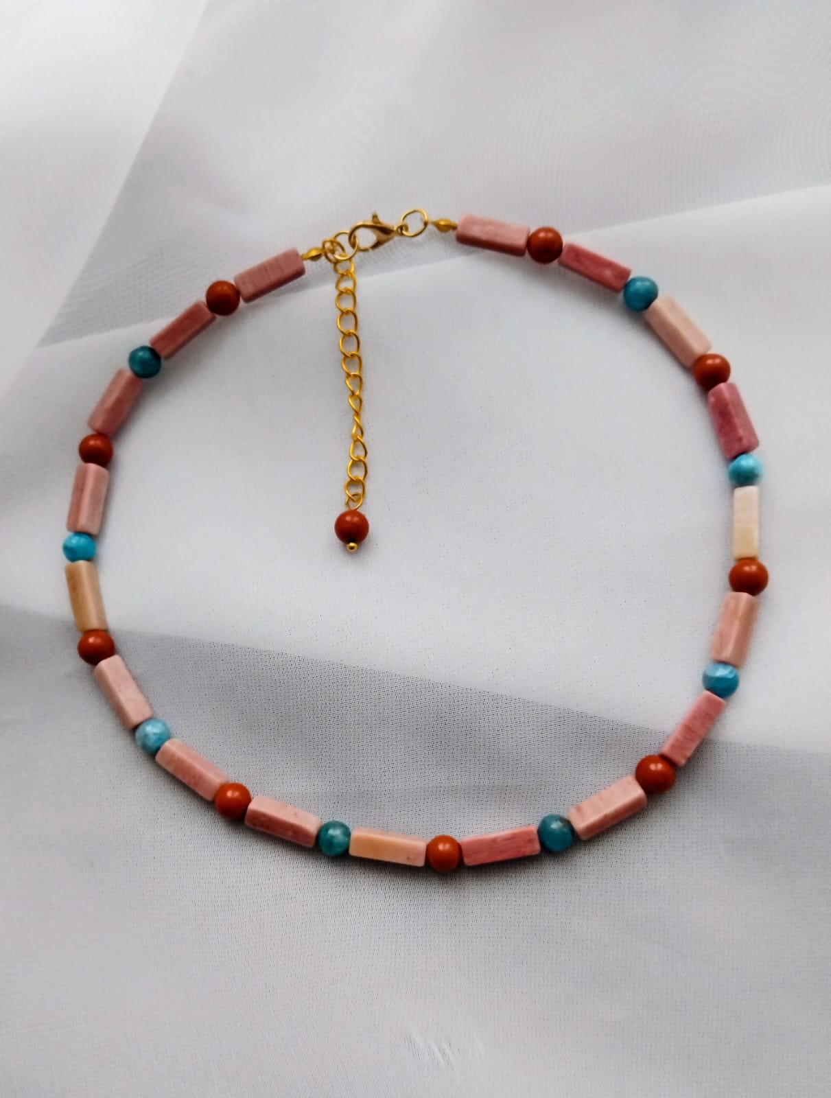 photo collier rhodonite, apatite bleu et jaspe rouge rase de cou