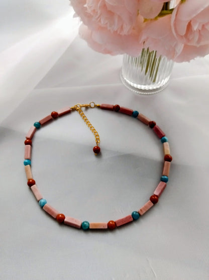 photo collier rhodonite, apatite bleu et jaspe rouge rase de cou