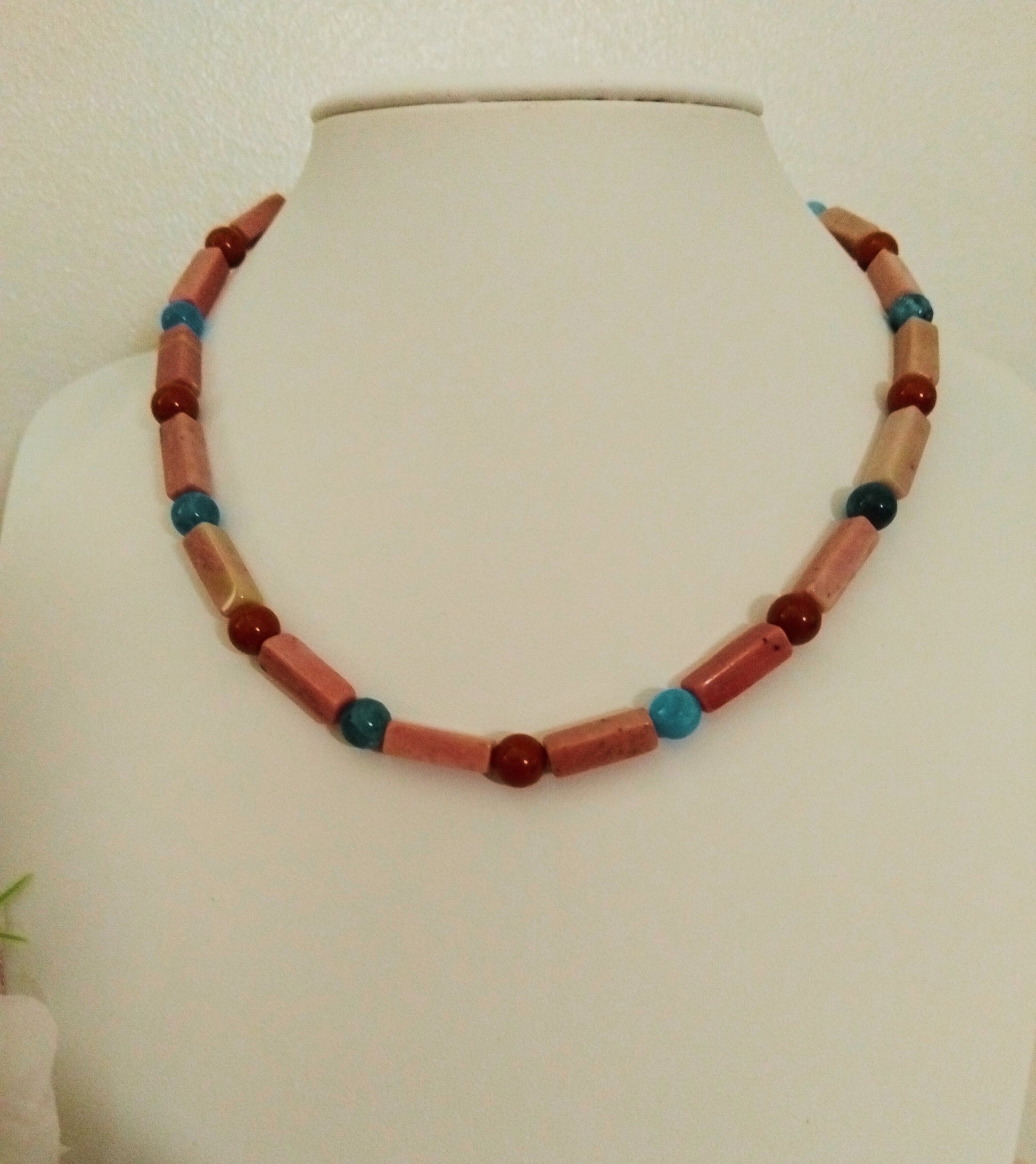 collier ras de cou rhodonite tube  jaspe rouge 6mm apatite bleue 6mm