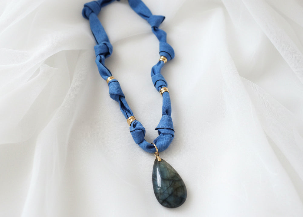 Collier Éclya en labradorite naturelle et tissu jean noué – pendentif goutte, bijou fait main en France