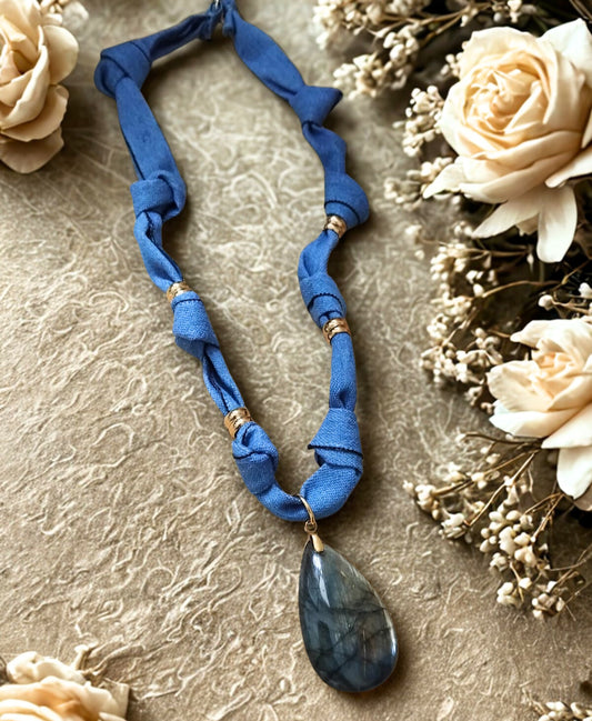 Collier Éclya en labradorite naturelle et tissu jean noué – pendentif goutte, bijou fait main en France