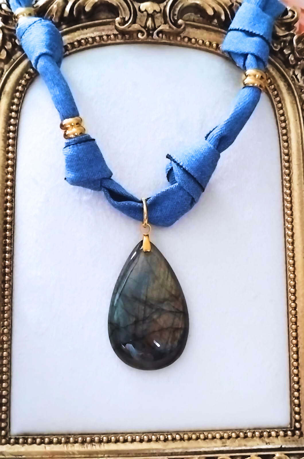 Collier Éclya en labradorite naturelle et tissu jean noué – pendentif goutte, bijou fait main en France
