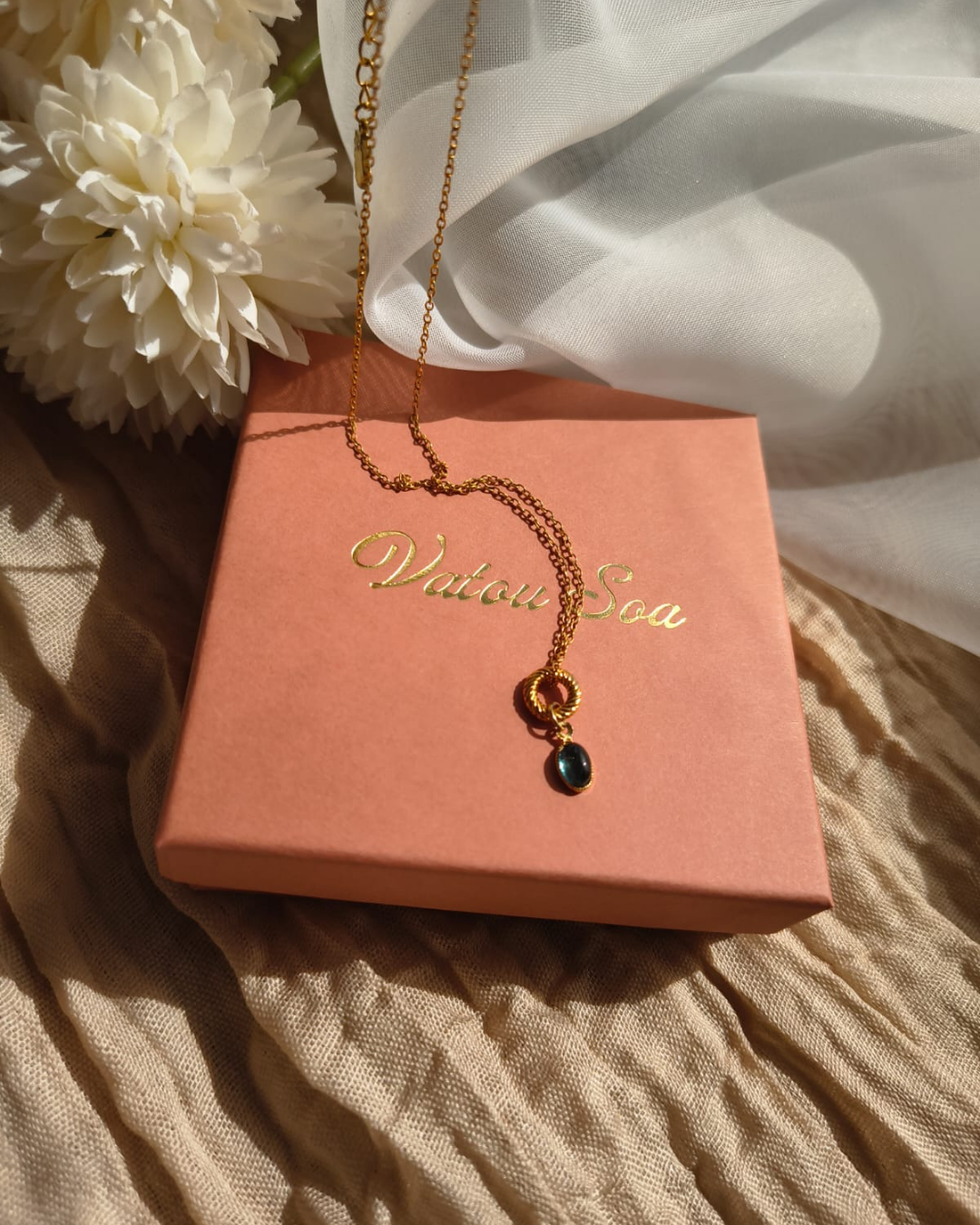 photo collier chaine acier inoxydable avec pendentif topaze bleu forme goutte