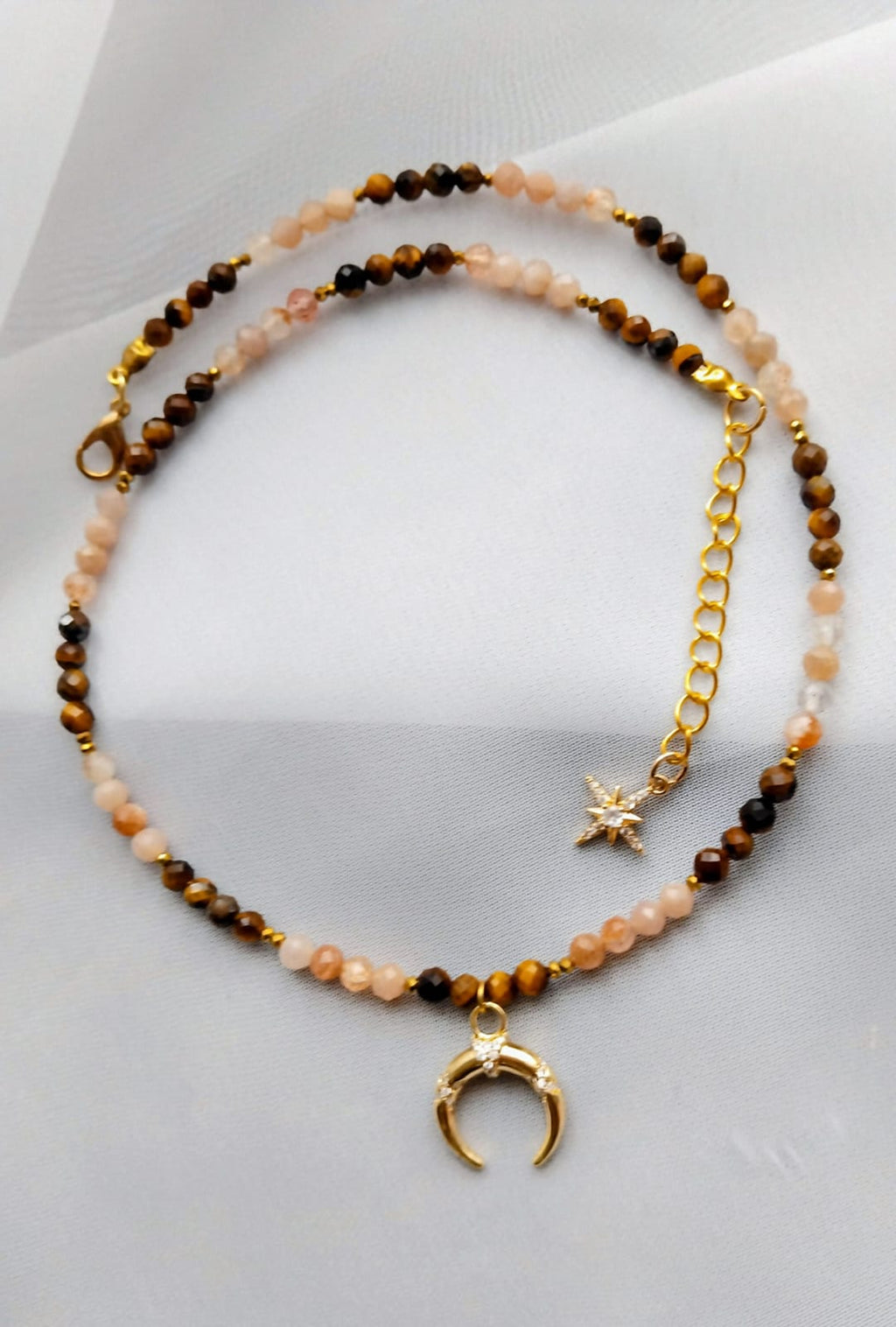 collier oeil de tigre et pierre de soleil pendentif lune