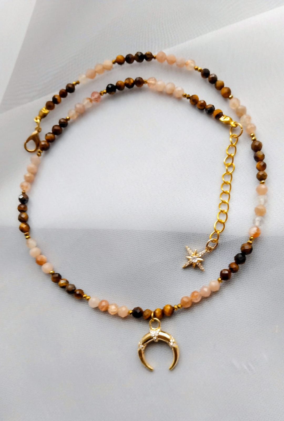 collier oeil de tigre et pierre de soleil pendentif lune