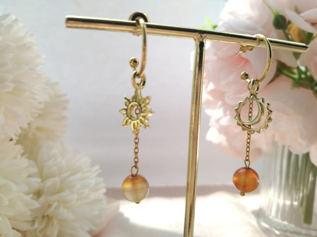 photo créoles semi-ouvert charm soleil, lune et cornaline 8mm