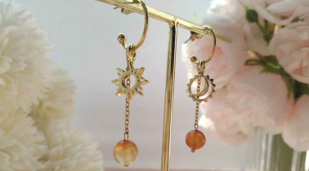 photo créoles semi-ouvert charm soleil et cornaline 8mm