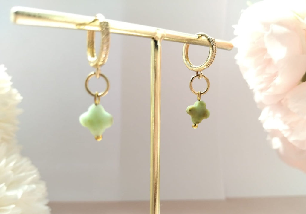 photo créoles à strass avec chrysoprase forme trèfle