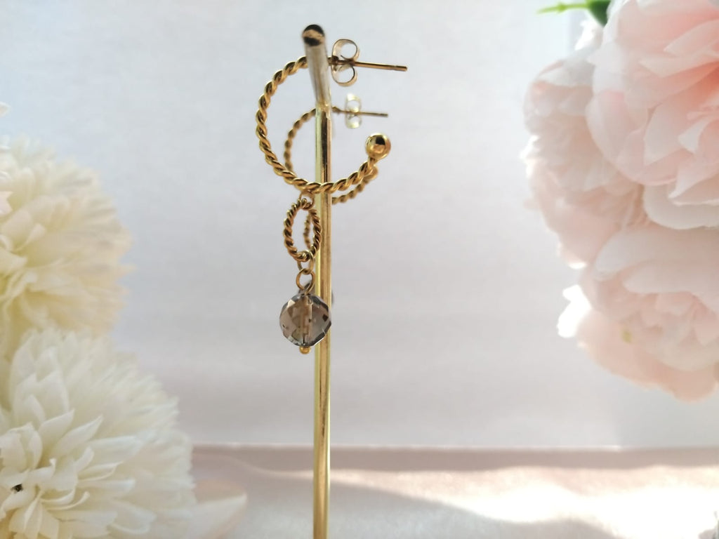 photo créoles striées semi-ouverte, anneau strié quartz semi fumé 8mm