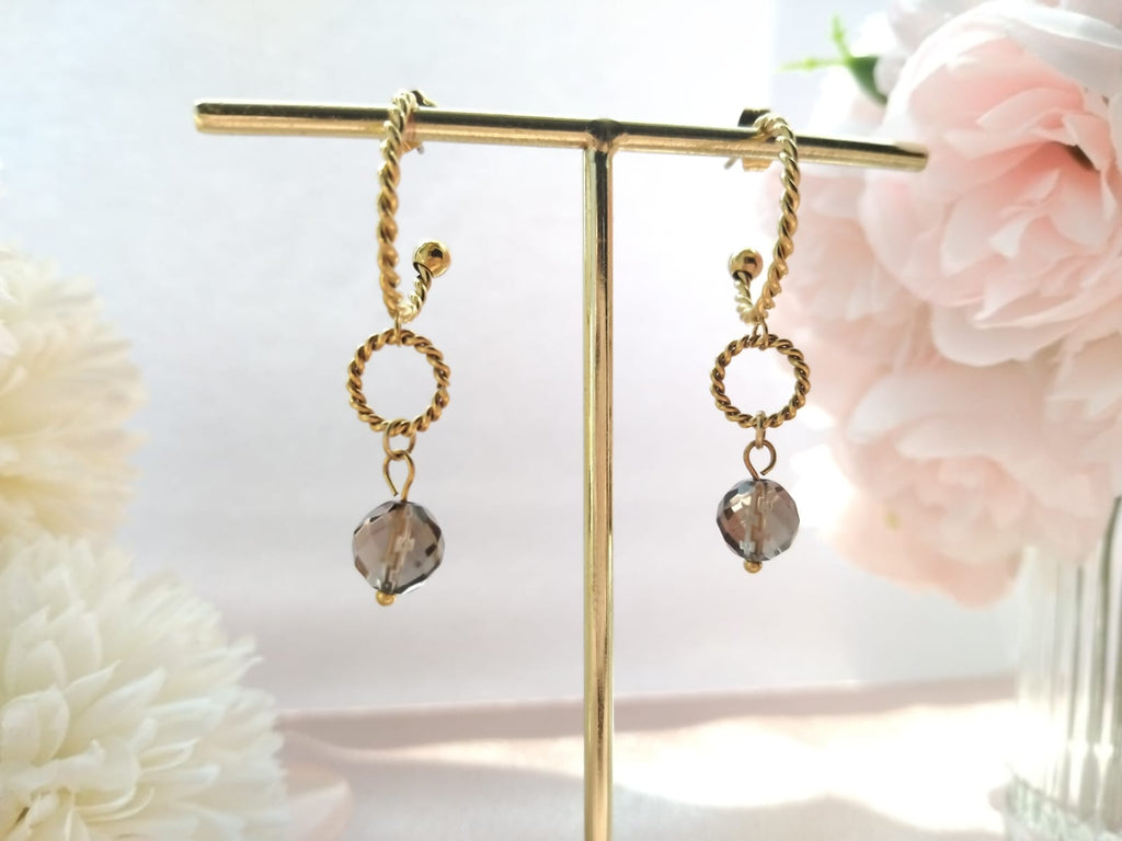 photo créoles striées semi-ouverte, anneau strié quartz semi fumé 8mm