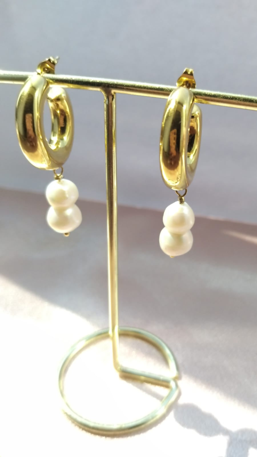 Boucles Perléa – perles de culture suspendues sur créoles dorées