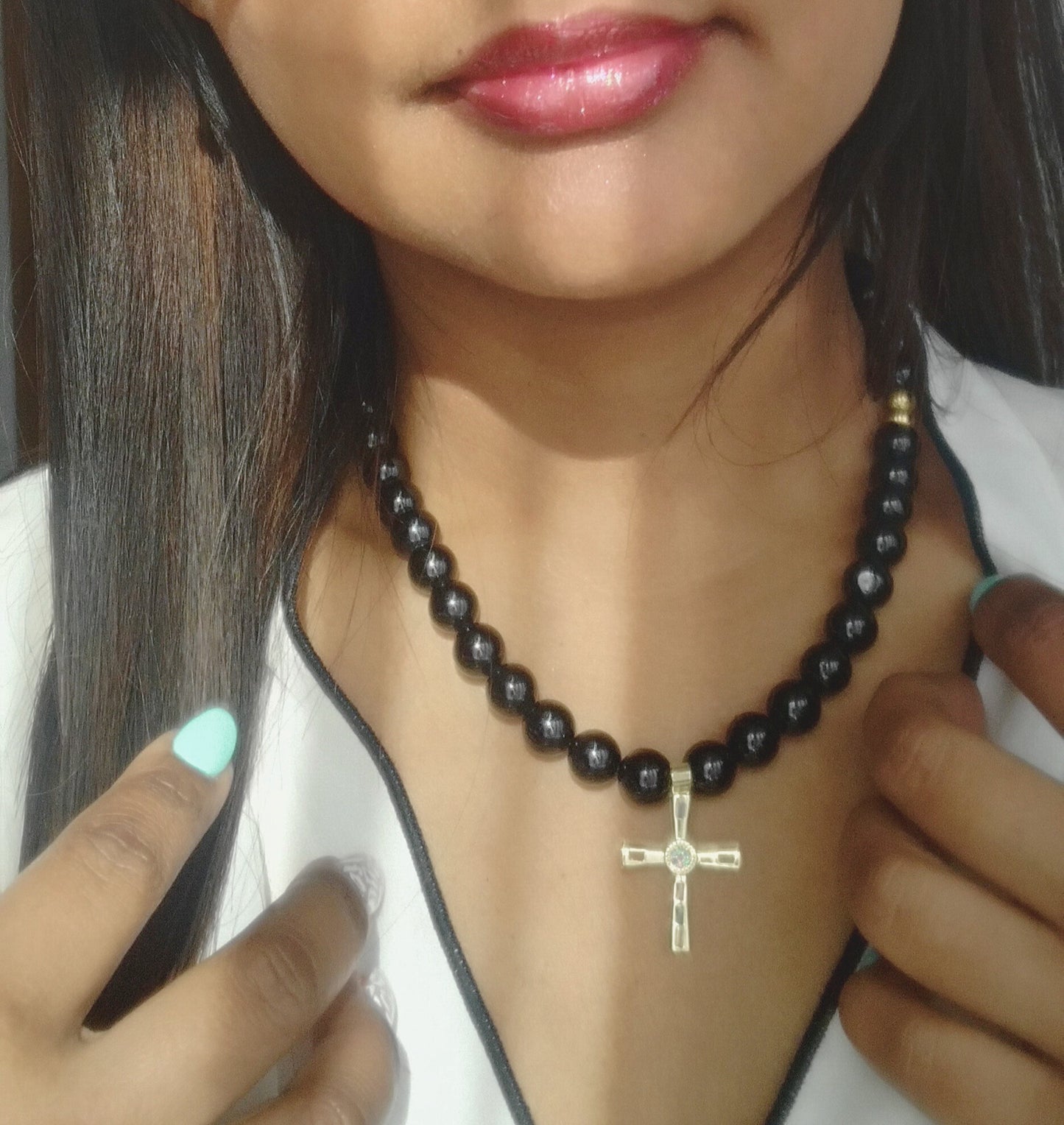 Collier Miaro – Tourmaline noire & croix dorée