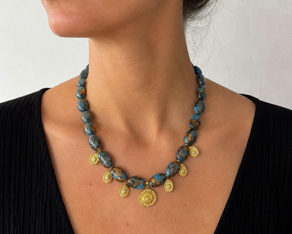 Collier Laguna – Collier femme quartz mosaïque bleu turquoise et coquillages dorés - Vatou Soa
