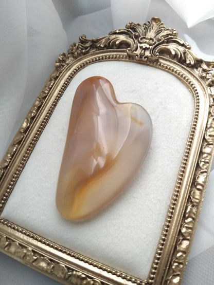 photo gua sha en agate massage visage - bien-être