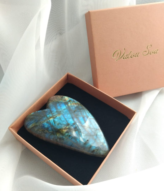 photo gua sha en labradorite de madagascar-soin visage - bien - être