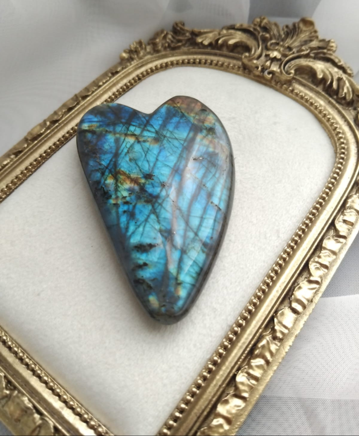 photo gua sha en labradorite de madagascar-soin visage - bien - être