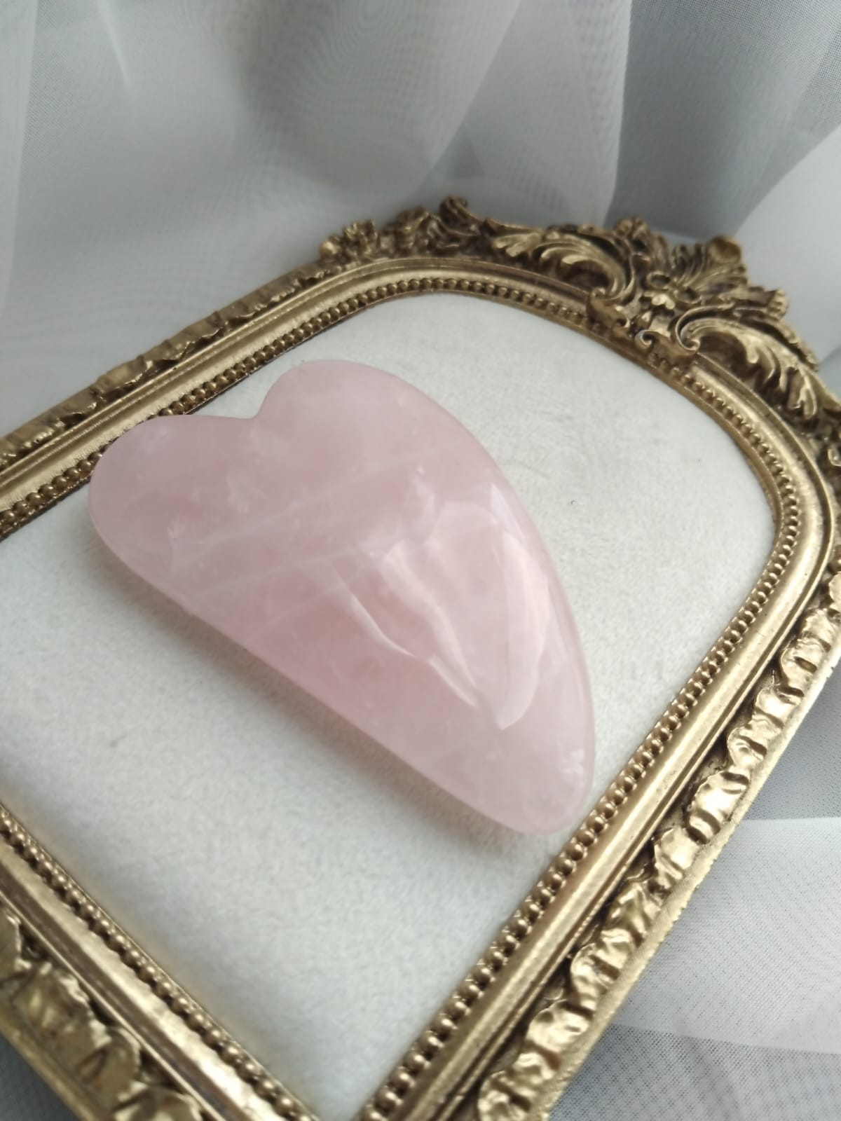 photo gua sha en quartz rose de madagascar massage visage - bien-être
