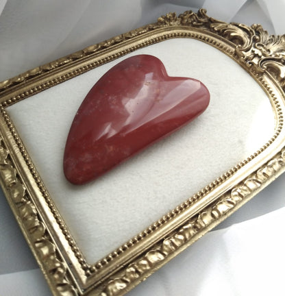 photo gua sha jaspe rouge de madagascar, massage facial - bien-être